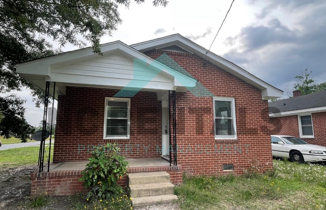 property at 901 E 4th St