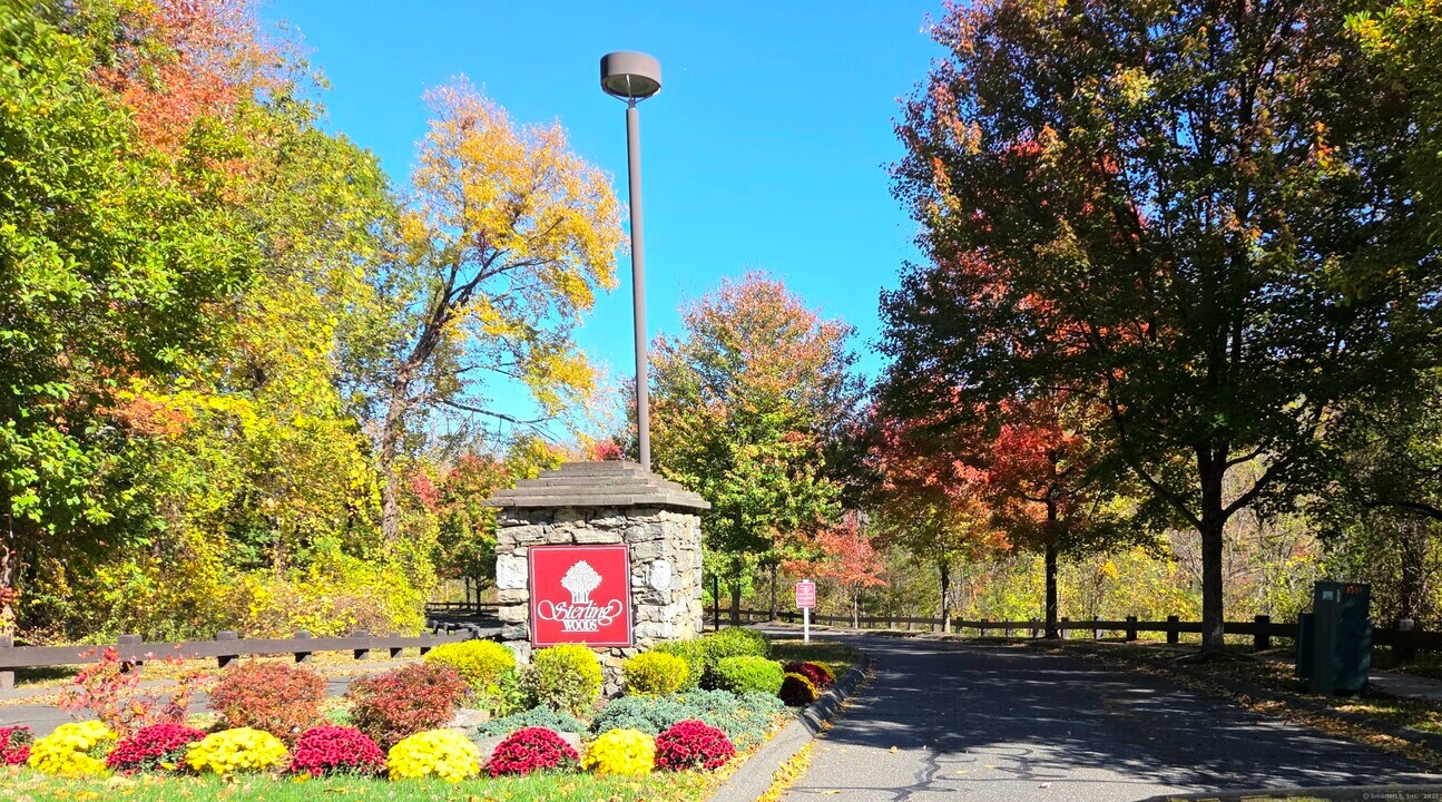 1302 Revere Rd in Danbury, CT - Building Photo