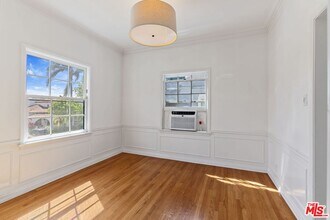 117 1/2 N Harper Ave in Los Angeles, CA - Foto de edificio - Building Photo