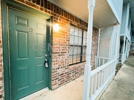 929 W Hickory St in Denton, TX - Building Photo