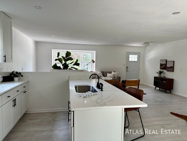 909 NW Oxford Dr in Blue Springs, MO - Foto de edificio - Building Photo