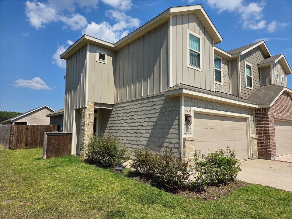 9914 Grosbeak Ln in Magnolia, TX - Building Photo