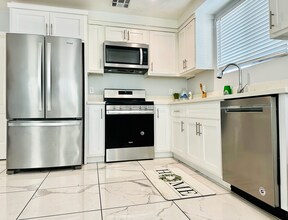 232 E 27th St in Los Angeles, CA - Foto de edificio - Building Photo