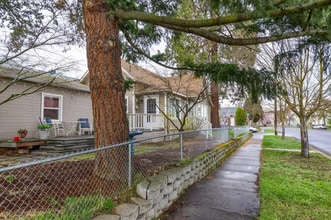 417 N Oakdale Ave in Medford, OR - Building Photo - Building Photo
