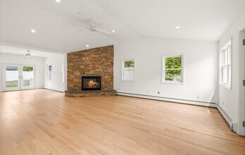 8 Maple St in Glenwood Landing, NY - Foto de edificio - Building Photo