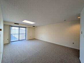 23 Elm St, Unit 301 in Somerville, MA - Building Photo - Building Photo