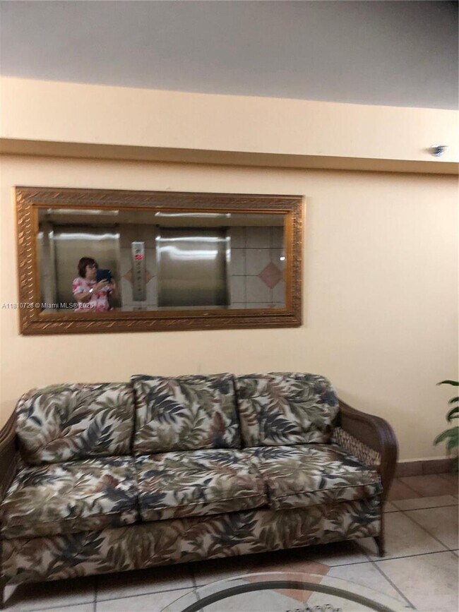 9686 Fontainebleau Blvd in Miami, FL - Building Photo - Building Photo