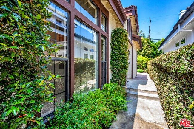 7517 W 81st St in Los Angeles, CA - Building Photo - Building Photo