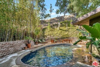 15511 Woodcrest Dr in Los Angeles, CA - Building Photo - Building Photo