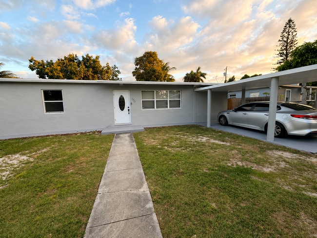 740 Aspen Rd in West Palm Beach, FL - Building Photo - Building Photo