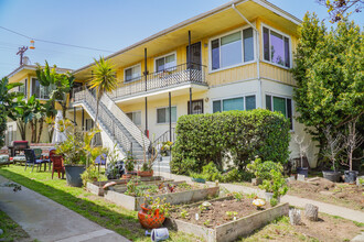 Muir Garden Apartments in San Diego, CA - Building Photo - Building Photo