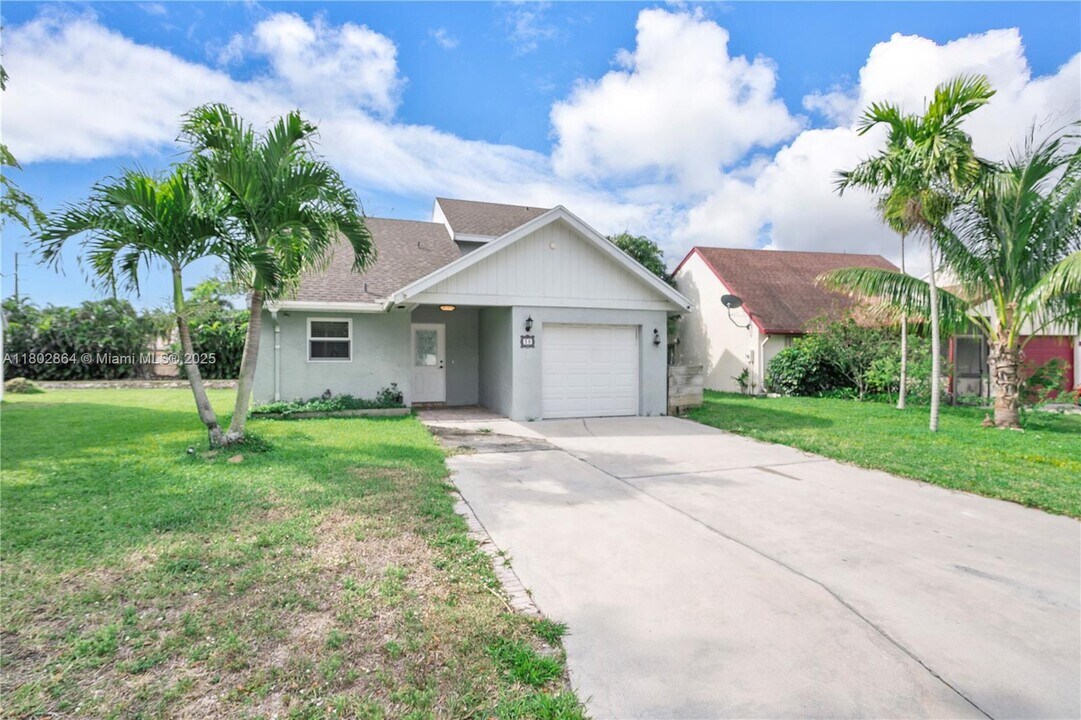 38 Tara Lakes Dr E in Boynton Beach, FL - Building Photo