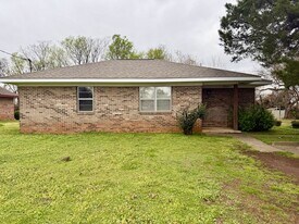 1412 Moulton St E in Decatur, AL - Building Photo