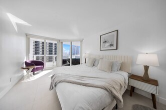 1717 N Bayshore Dr in Miami, FL - Building Photo - Building Photo
