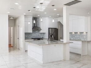 7730 Lakewood Dr in Austin, TX - Foto de edificio - Building Photo