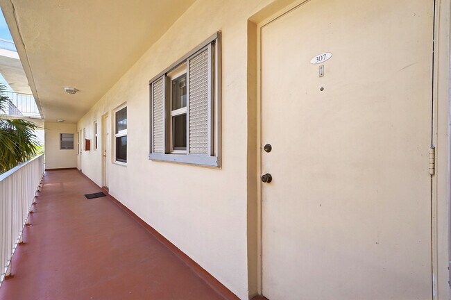 1747 Rodman St, Unit 307 in Hollywood, FL - Building Photo - Building Photo