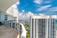 15901 Collins Ave, Unit PH-02 in Sunny Isles Beach, FL - Foto de edificio - Building Photo