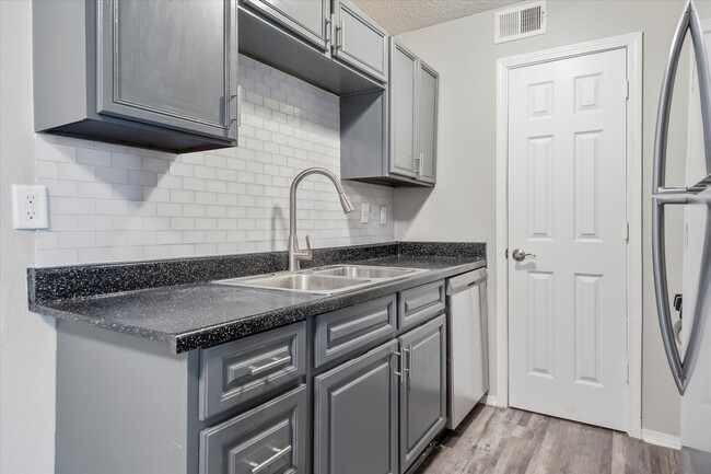 Willow Park Apartments in Del City, OK - Foto de edificio - Building Photo