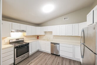 927 W Lakeview Cir in Clinton, MS - Building Photo - Building Photo