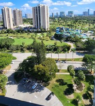 20100 W Country Club Dr in Aventura, FL - Foto de edificio - Building Photo