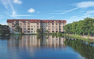 1325 W 68th St, Unit 113 in Hialeah, FL - Building Photo