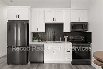 1704-1710 Hanford Dr in San Diego, CA - Building Photo - Building Photo