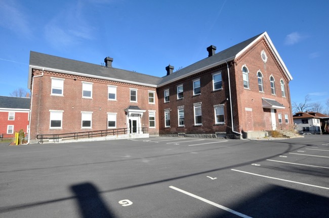 Dillon Hall Apartment Complex in Fitchburg, MA - Foto de edificio - Building Photo