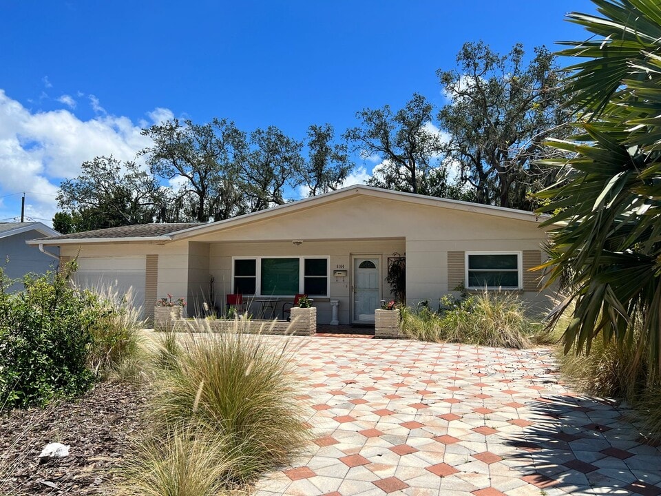 6164 Fairfield Ave S in St. Petersburg, FL - Building Photo