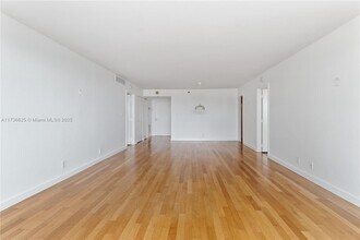 1627 Brickell Ave, Unit 2606 in Miami, FL - Foto de edificio - Building Photo