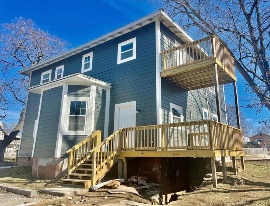 323 N Ash St in Nevada, MO - Building Photo