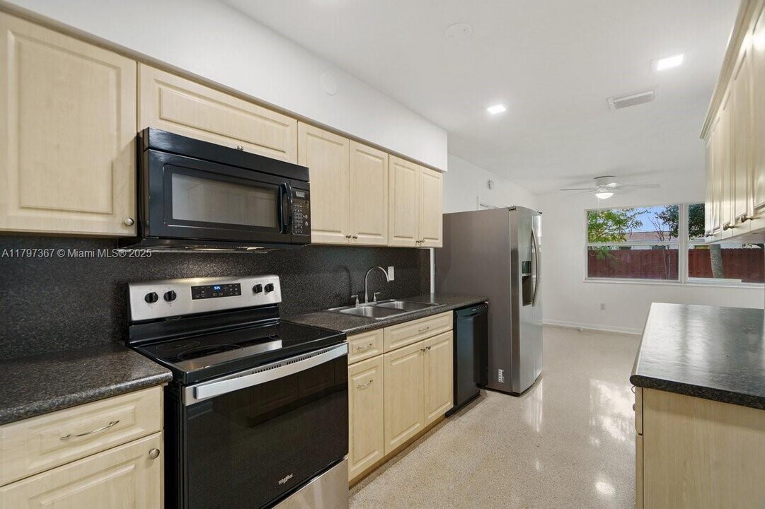 50 NE 45th Ct in Oakland Park, FL - Building Photo