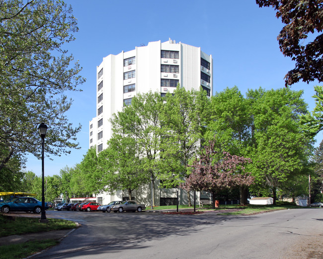 Winton Gardens Towers in Rochester, NY - Foto de edificio - Building Photo