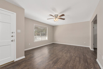 412 Brookside Dr W in Bryan, TX - Building Photo - Building Photo
