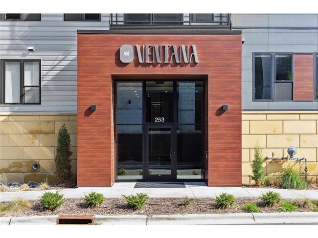 253 Lake St E in Wayzata, MN - Building Photo - Building Photo