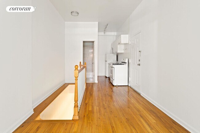 361 W 51st St in New York, NY - Foto de edificio - Building Photo