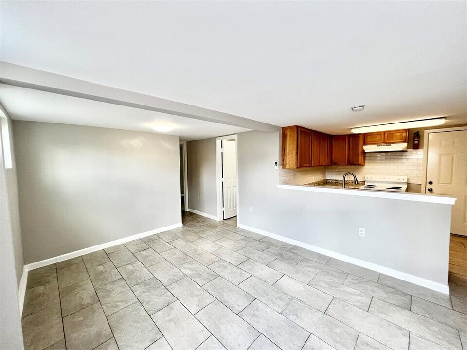 204 S 74th 1/2 St in Houston, TX - Building Photo