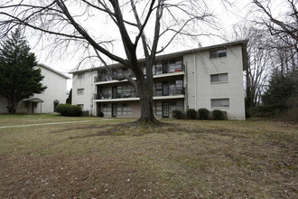 Fairfax Gardens Apartments in Fairfax, VA - Building Photo - Building Photo