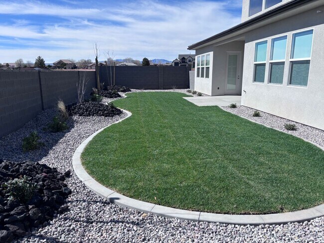 2588 Suniva Way in Saint George, UT - Building Photo - Building Photo