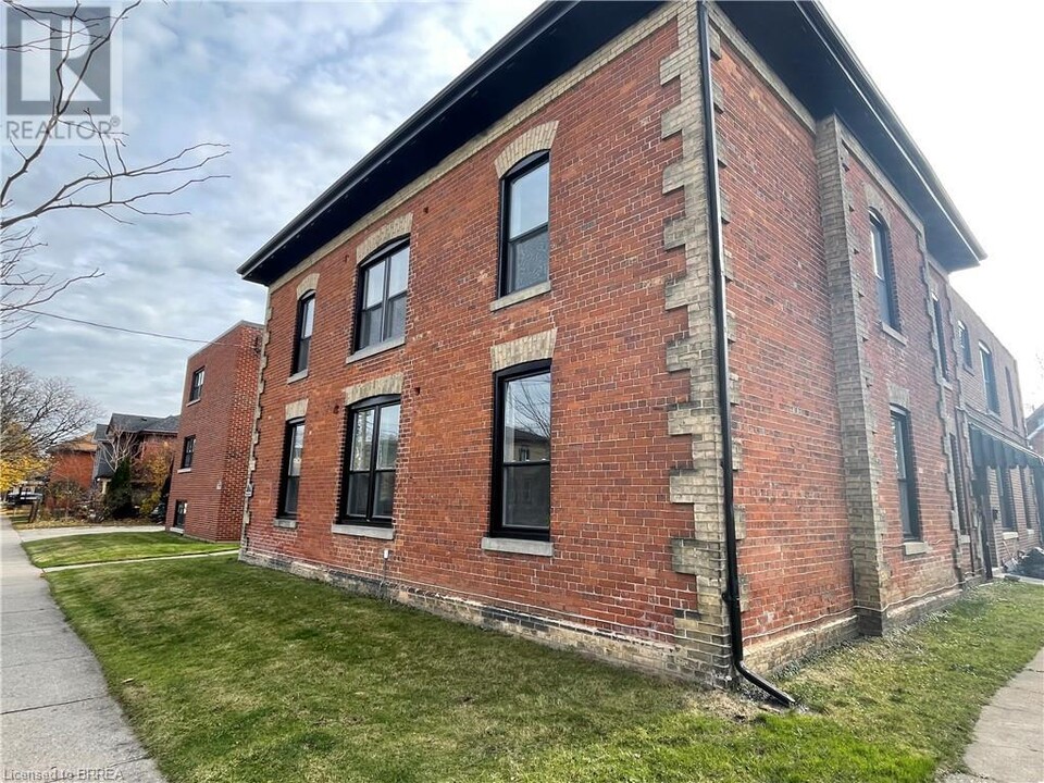 11-11 Sheridan St in Brantford, ON - Building Photo