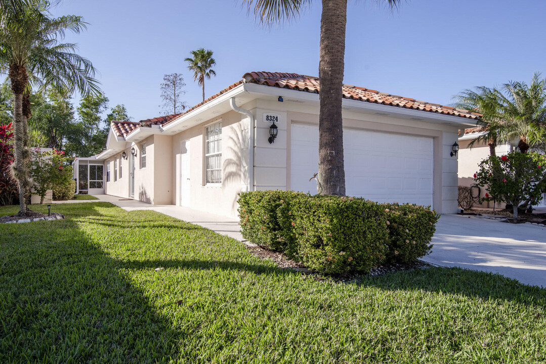 8324 SE Double Tree Dr in Hobe Sound, FL - Foto de edificio