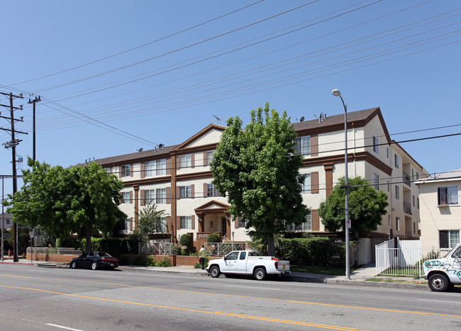 Woodley Apartments in Van Nuys, CA - Foto de edificio - Building Photo