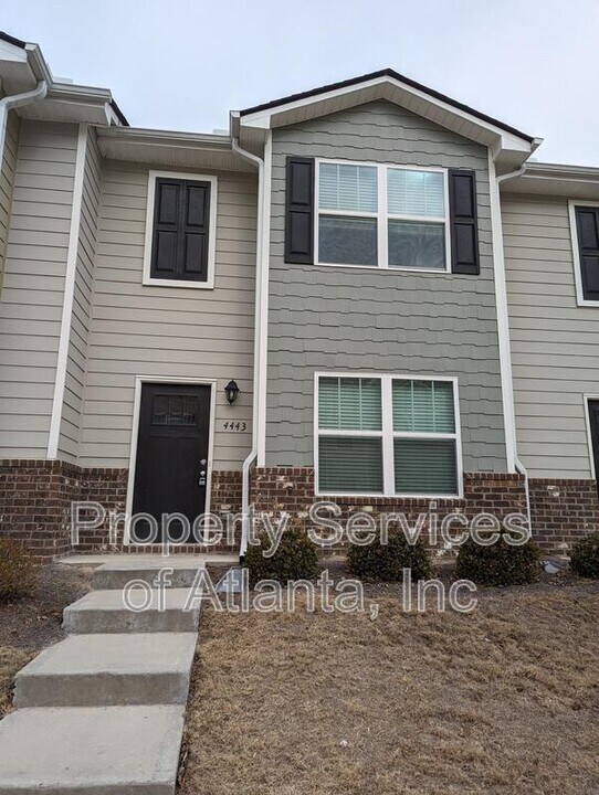 4443 Pinscher St in Union City, GA - Building Photo