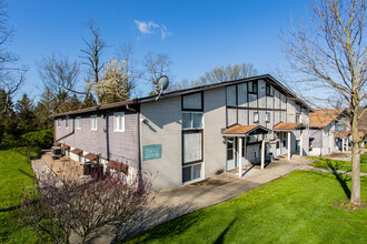 Logan Road Apartments in North Versailles, PA - Foto de edificio - Primary Photo