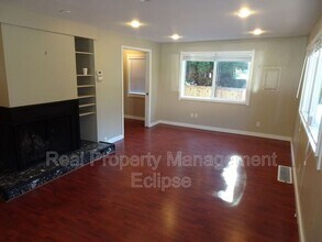 6061 NE 135th St in Kirkland, WA - Building Photo - Building Photo