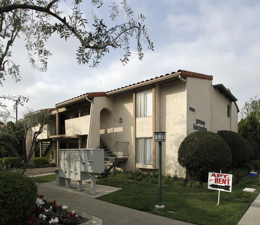 Yorba Hacienda Apartments in Tustin, CA - Building Photo