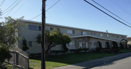 Midway Manor Apartments in San Leandro, CA - Foto de edificio - Building Photo