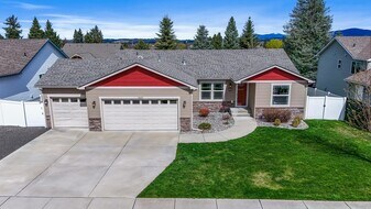 12609 E 12th Ave in Spokane Valley, WA - Building Photo