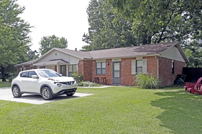 2909-2927 N Susan Carol Ln in Fayetteville, AR - Foto de edificio - Building Photo