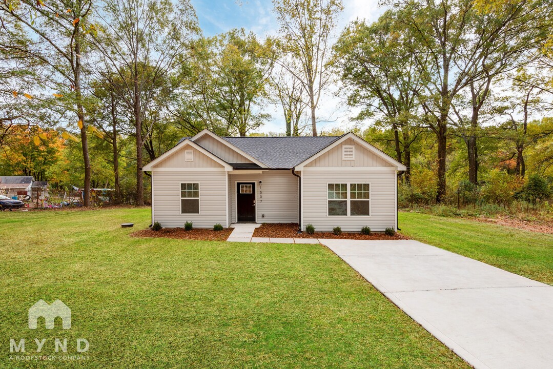 1507 Collinston Dr in Gastonia, NC - Foto de edificio