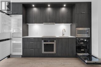 259 The Kingsway in Toronto, ON - Building Photo - Building Photo